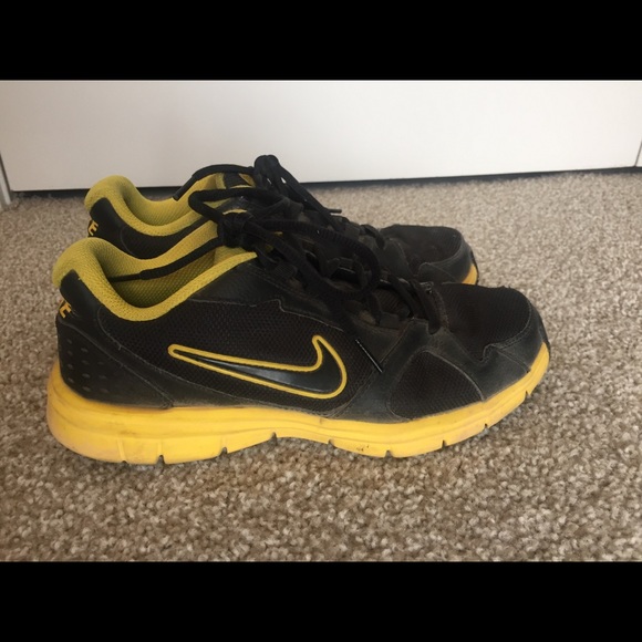 black and yellow nike tennis shoes